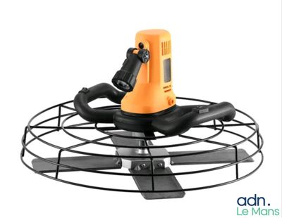 un ventilateur orange et noir posé sur un support métallique