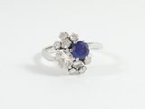 une bague en or blanc sertie d'un saphir bleu et de diamants