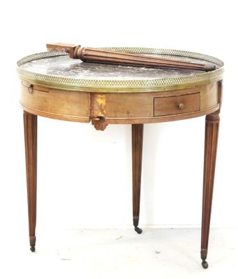 une table en bois sur laquelle est posé un plateau