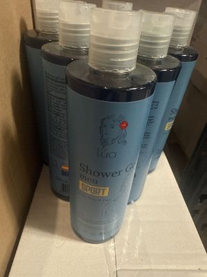 des bouteilles de shampoing posées sur un plan de travail dans une salle de bains