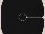 une image en noir et blanc représentant un cercle avec une ligne blanche au milieu