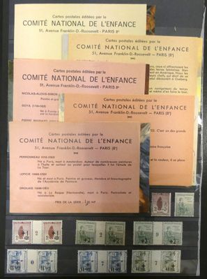 une photo d'une photo d'une collection de timbres exposée