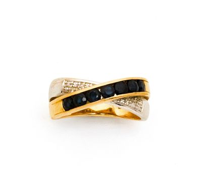 gros plan d'une bague en or avec des diamants noirs et blancs