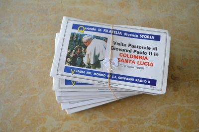une pile de journaux posée sur une table