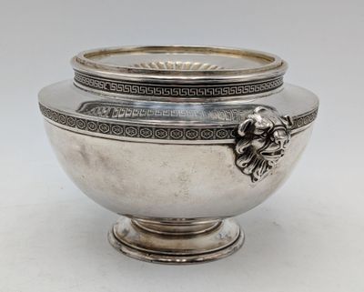 un bol en argent orné d'une tête de lion