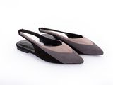 les chaussures noires et grises sont posées sur une surface blanche