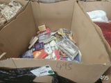 une boîte en carton remplie d'objets hétéroclites dans une pièce