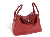 un sac à main en cuir rouge sur fond blanc