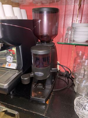 une cafetière posée sur un plan de travail