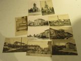 de nombreuses cartes postales anciennes représentant différents bâtiments, posées sur la table