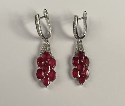 une paire de boucles d'oreilles en rubis et diamants sur fond blanc
