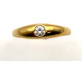 Gros plan sur une bague en or ornée d'un diamant