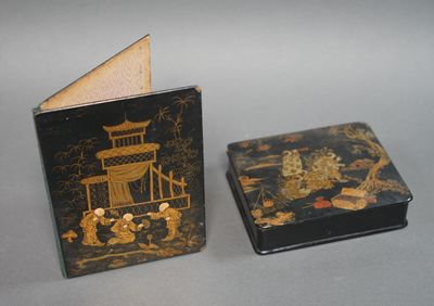 une petite boîte noire et une autre petite boîte noire posées sur une table