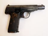 un vieux fusil sur une surface blanche avec un fond blanc