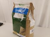 un sachet d'herbe posé sur une table à côté d'un ordinateur portable