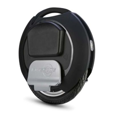 un gros plan d'un Segway Hoveboard sur fond blanc