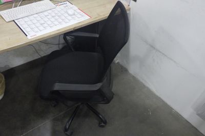 un bureau d'ordinateur sur lequel se trouvent un clavier et une souris