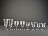six verres à vin sont alignés sur une table