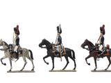 trois figurines représentant des hommes à cheval sur fond blanc