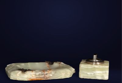 paire de porte-savons sculptés sur fond bleu foncé