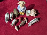 de nombreuses figurines posées sur un fond rouge