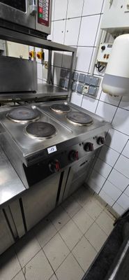 une cuisine équipée d'une cuisinière, d'un four et d'un évier