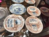 de nombreuses assiettes exposées dans une vitrine