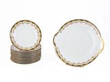 deux assiettes à bord doré et une assiette blanche à bord doré