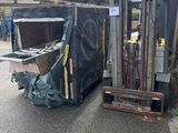 un tas de bric-à-brac devant un immeuble, dans la rue