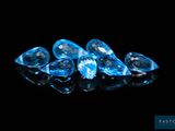 un groupe de diamants bleus posés sur une surface noire