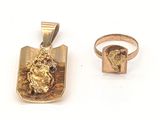 deux bijoux en or, dont un pendentif en forme de tête de lion, une bague et une autre bague