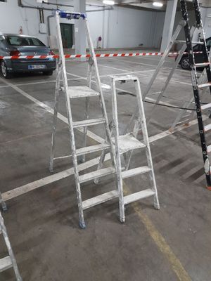 Escabeau en aluminium à 5 marches et 1 à 3 marches - Photo 1