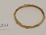 Gros plan sur un bracelet en or portant une étiquette