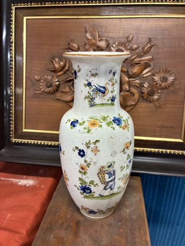 Vase en faïence de Moustiers, marque sous la base. H 30 cm