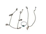 trois bijoux en argent sur fond blanc
