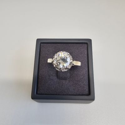 une photo d'une bague en diamant dans un écrin noir