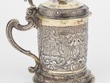 une vieille coupe en argent munie d'une anse et d'une autre anse