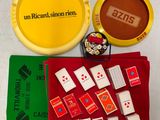 un grand nombre d'objets posés sur une table