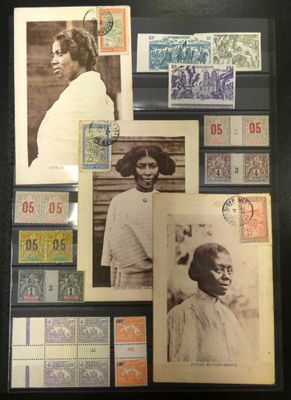 une vieille photo d'une femme sur laquelle sont collés de nombreux timbres