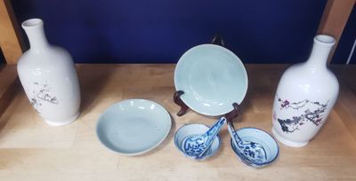 Lot de six objets décoratifs de style asiatique