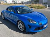 une voiture de sport bleue garée sur le bord de la route