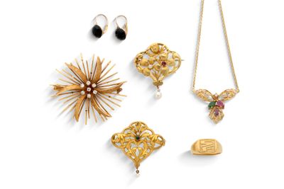 un assortiment de bijoux en or, comprenant notamment un pendentif en forme d'étoile, des broches et des boucles d'oreilles