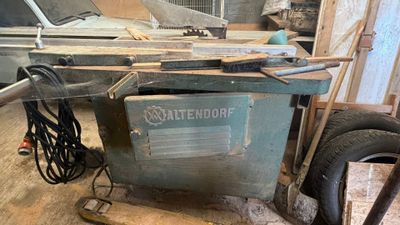 une photo d'un établi dans un garage avec de nombreux outils