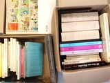 une boîte pleine de livres posée sur une table