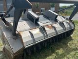 un gros plan d'une machine posée dans l'herbe