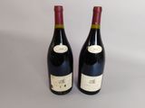 deux bouteilles de vin rouge posées l'une à côté de l'autre sur une table