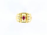 un gros plan d'une bague en or sertie d'un rubis