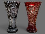 deux vases en verre posés côte à côte sur une surface grise