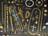de nombreux bijoux en or exposés sur une table