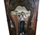 une femme se prenant en photo dans un miroir